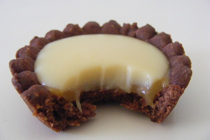 Tartelettes-chocolat-blanc-caramel-a-la-feve-tonka